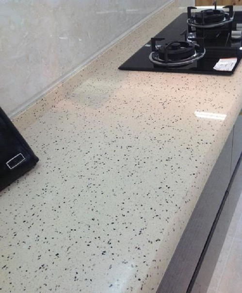 廚房臺面選石英石還是人造石？我家裝修差點選錯，幸好及時了解區別